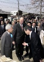 Imperial couple tour Kamakura with Norwegian king, queen